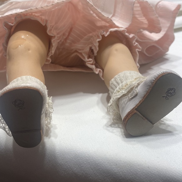 Geli doll with soft body and glass eyes with lashes. - Picture 9 of 10